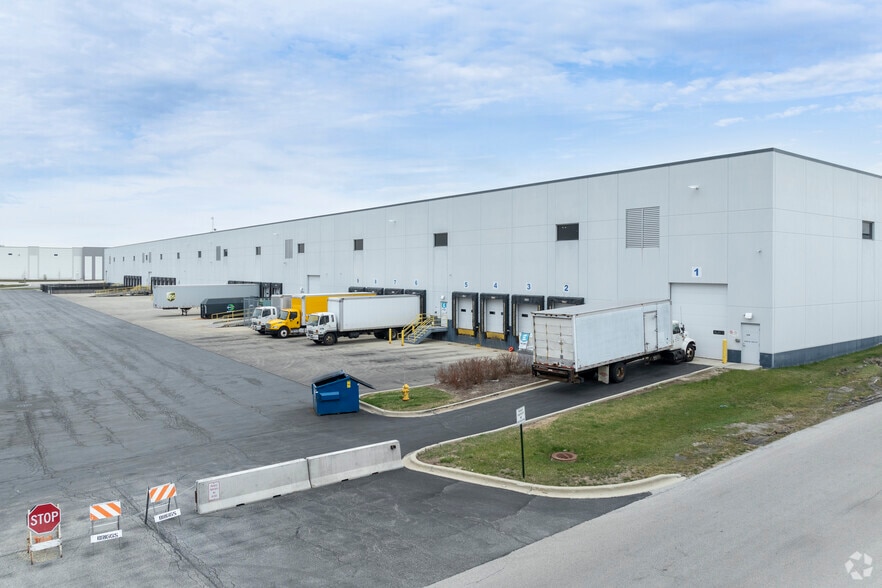 More Photos Of 9200-9260 W 55th St, McCook Warehouse For Lease