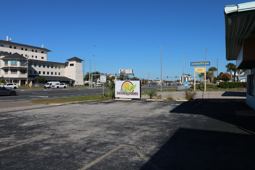 More Photos Of 2418 US Highway 19, Holiday General Retail For Lease