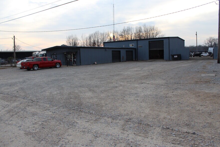 More Photos Of 1401 Black River Industrial Park Rd, Poplar Bluff Flex For Sale