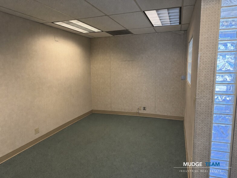 More Photos Of 25051 5th St, San Bernardino Service For Sale