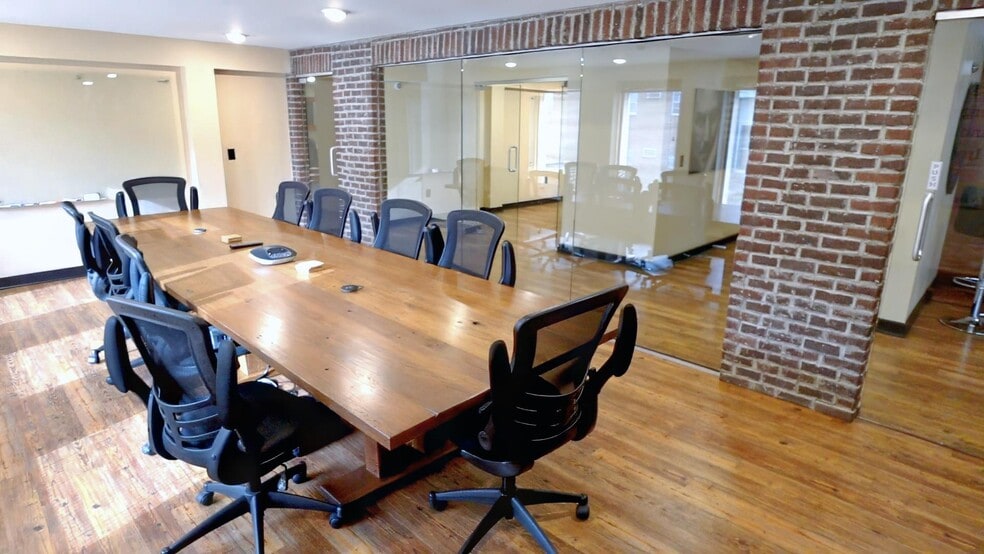 More Photos Of 710 E 64th St, Indianapolis Office For Lease