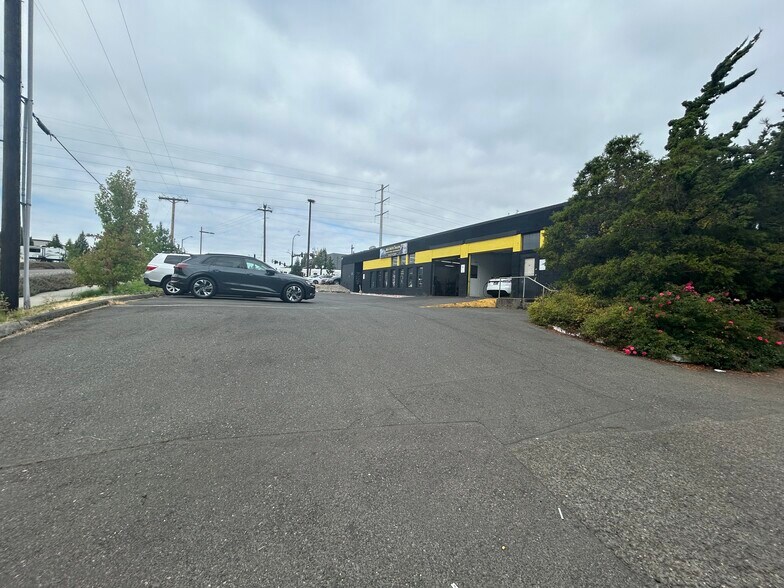 More Photos Of 13600 NE Spring Blvd, Bellevue Warehouse For Lease