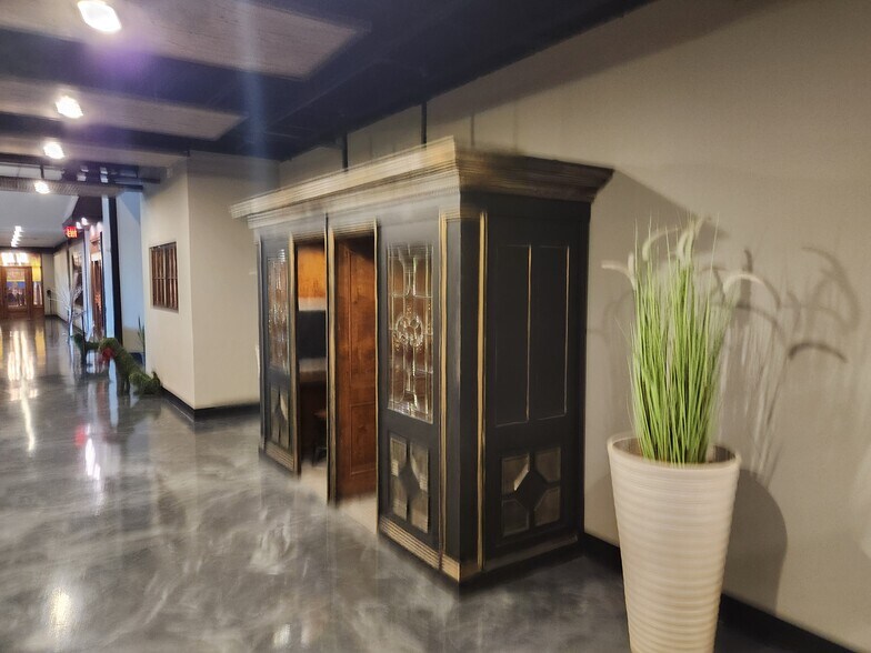 More Photos Of 100-400 Byrd Way, Greenwood Storefront Retail Office For Lease