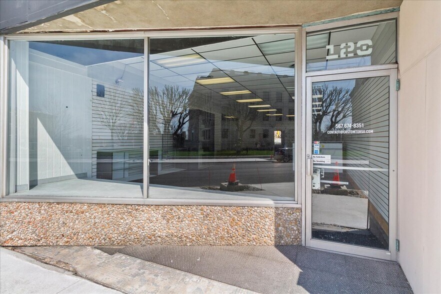 More Photos Of 120-124 W Columbus St, Kenton Storefront For Sale