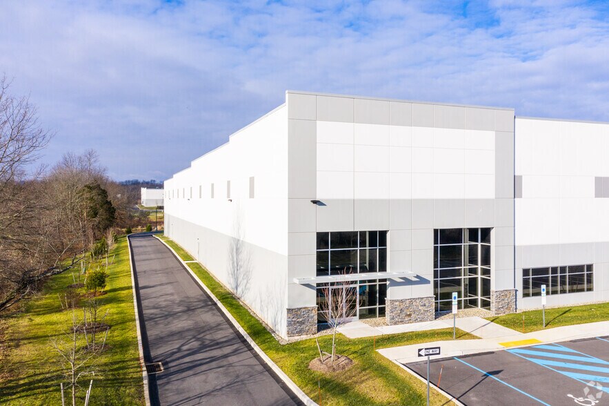 More Photos Of 120 W Pumping Station Rd, Quakertown Warehouse For Lease