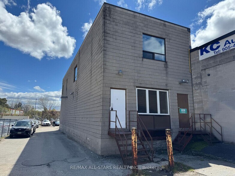 More Photos Of 25 Heritage Rd, Markham Warehouse For Lease