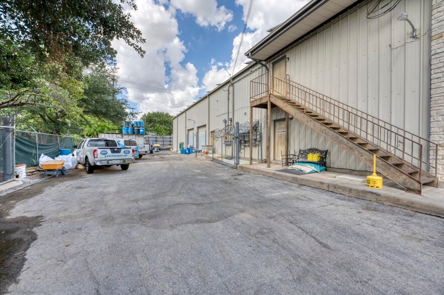 More Photos Of 900 McPhaul, Austin Warehouse For Sale