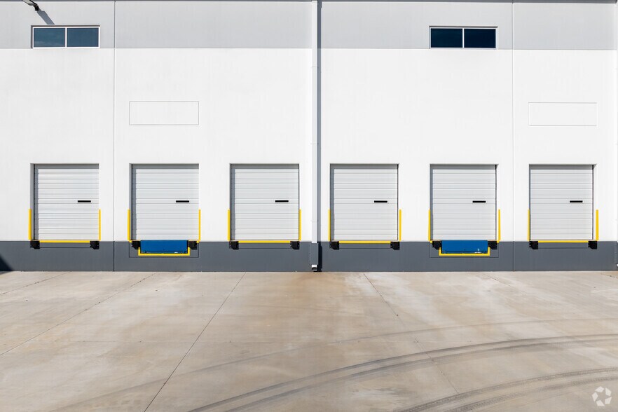 More Photos Of 517 Kings Ridge Dr, Fort Mill Distribution For Lease