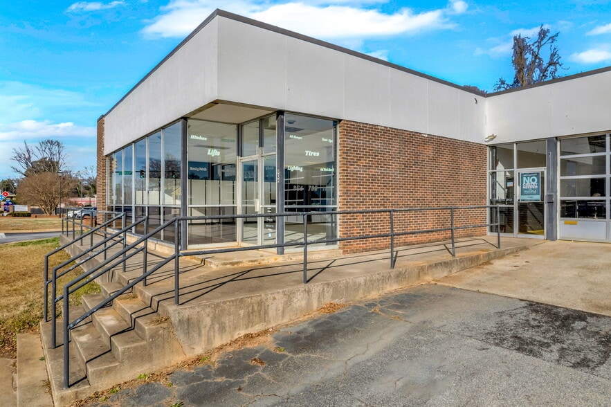 More Photos Of 904 N Main St, Anderson Auto Repair For Sale