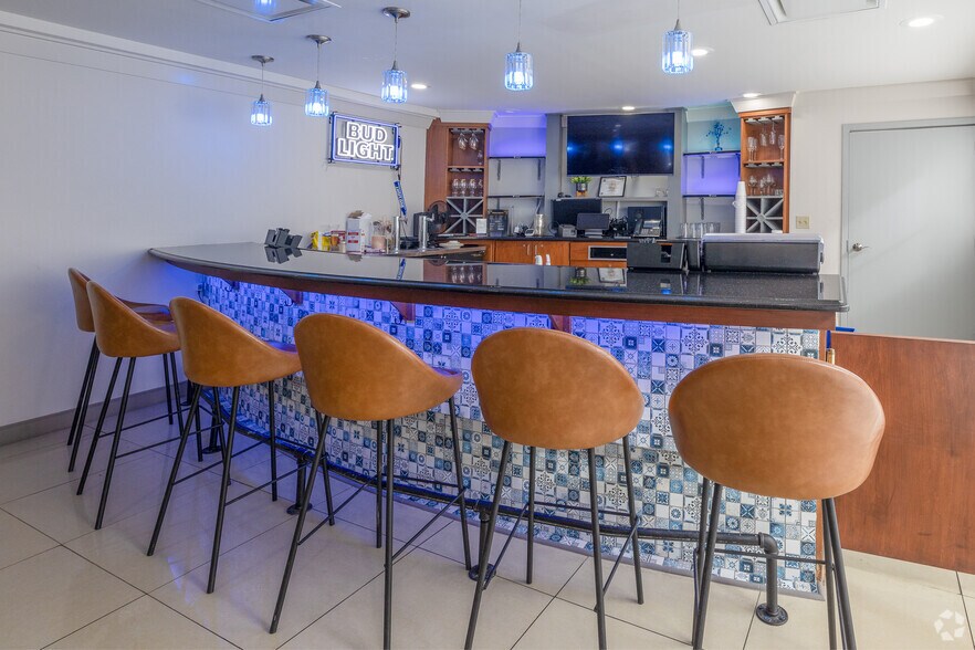 More Photos Of 1978 Village Green Way, Tallahassee Hotel For Sale