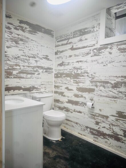 More Photos Of 103 N College Ave, Newton General Retail For Lease
