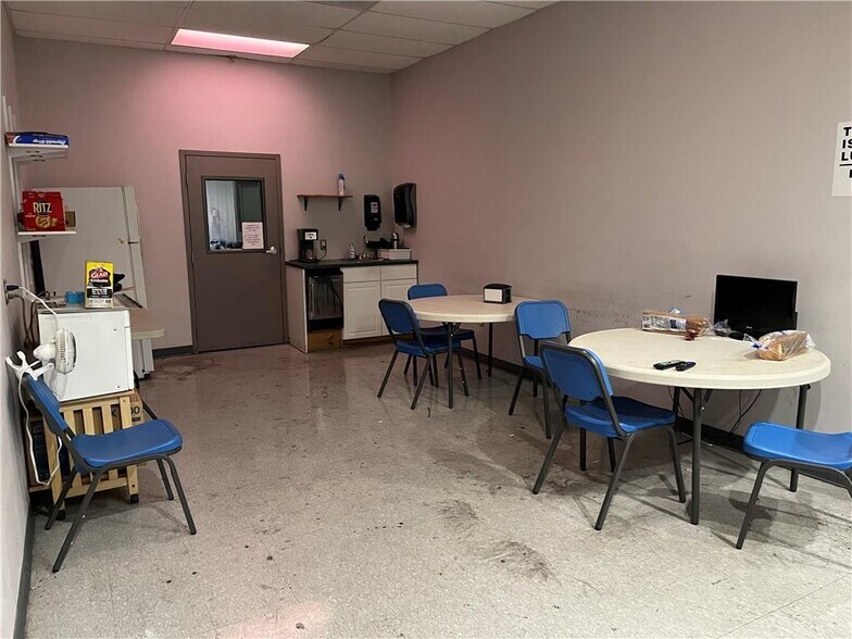 More Photos Of 2345 Sandifer Blvd, Westminster Showroom For Lease