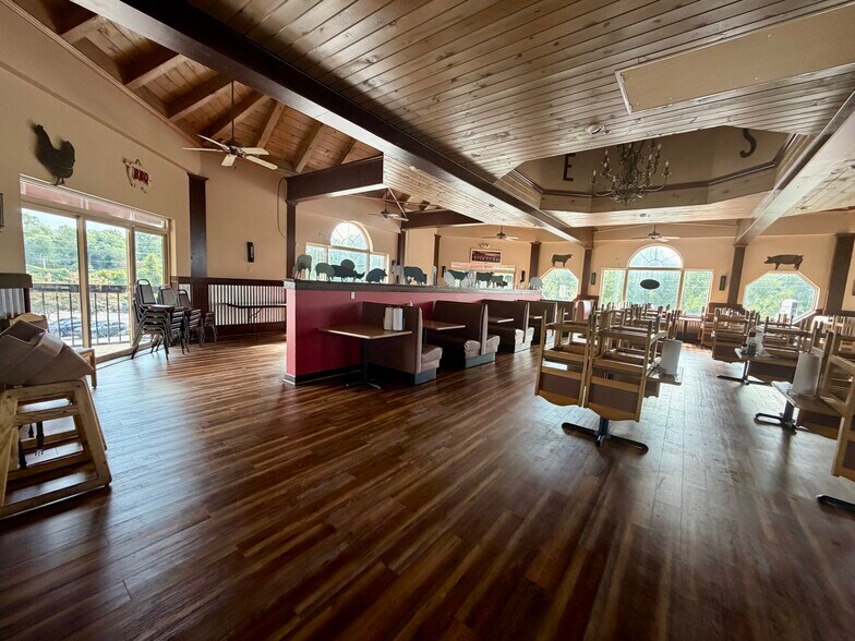 More Photos Of 200-208 W Fleming Dr, Morganton Unknown For Lease
