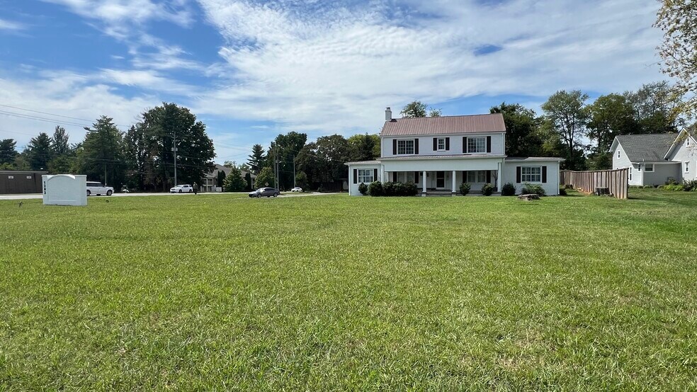 More Photos Of 1202 SE Broad St, Murfreesboro Office Residential For Lease