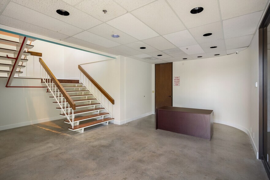 More Photos Of 20500 Nordhoff St, Chatsworth Research And Development For Sale