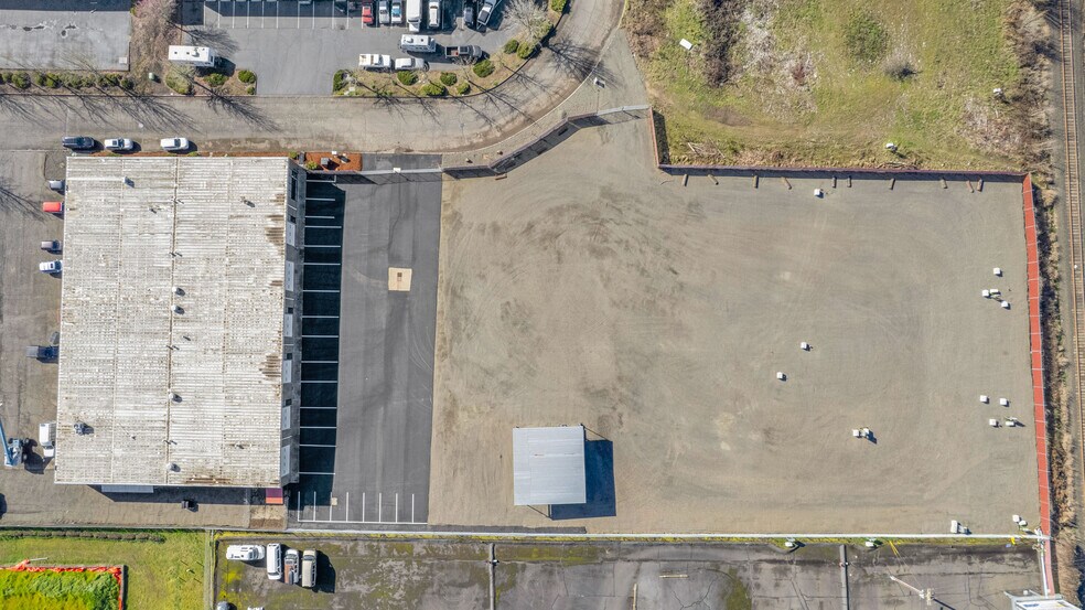 More Photos Of 2630 SE 39th Loop, Hillsboro Warehouse For Lease