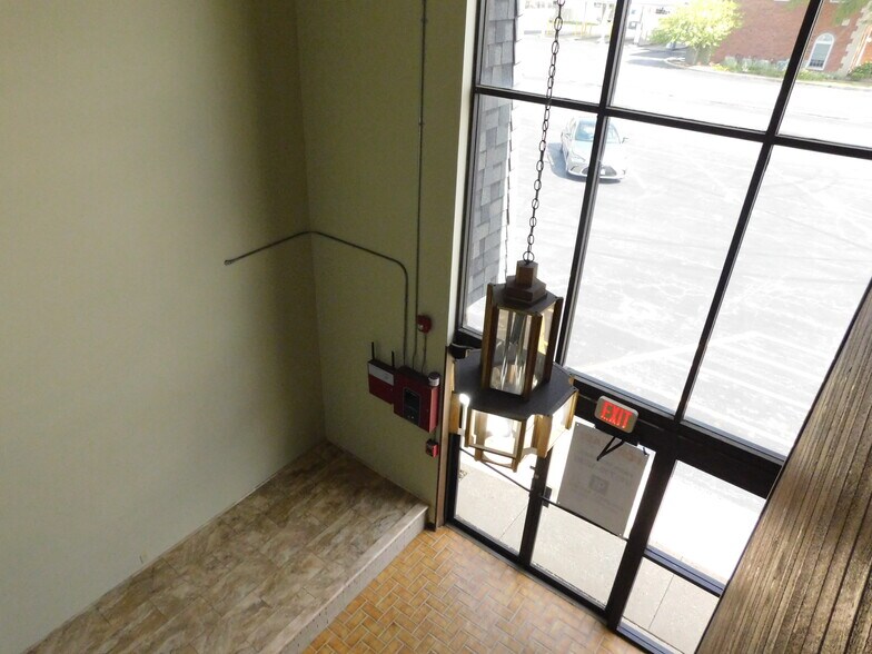 More Photos Of 700 W Jefferson St, Shorewood Office For Lease