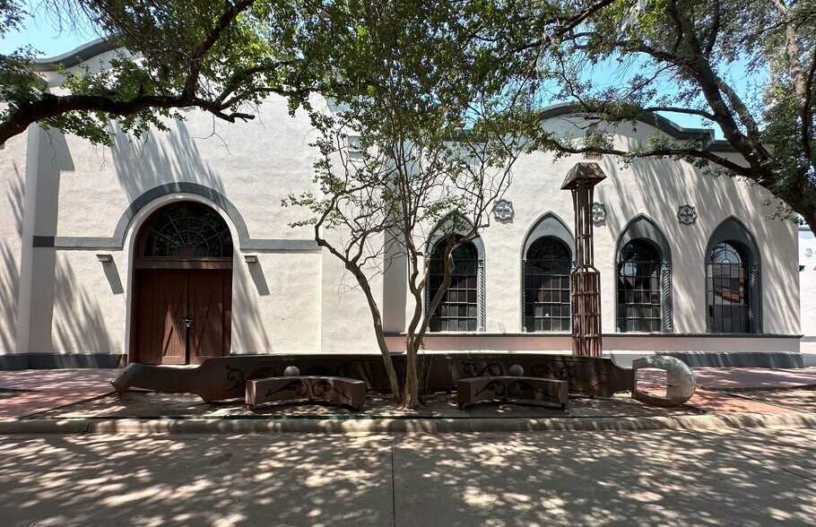 More Photos Of 2501-2519 Rodeo Plz, Fort Worth Storefront For Lease