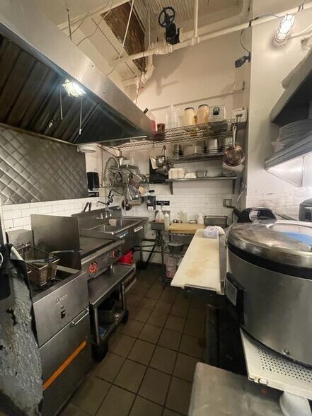 More Photos Of 111-119 Ingraham St, Brooklyn Manufacturing For Lease