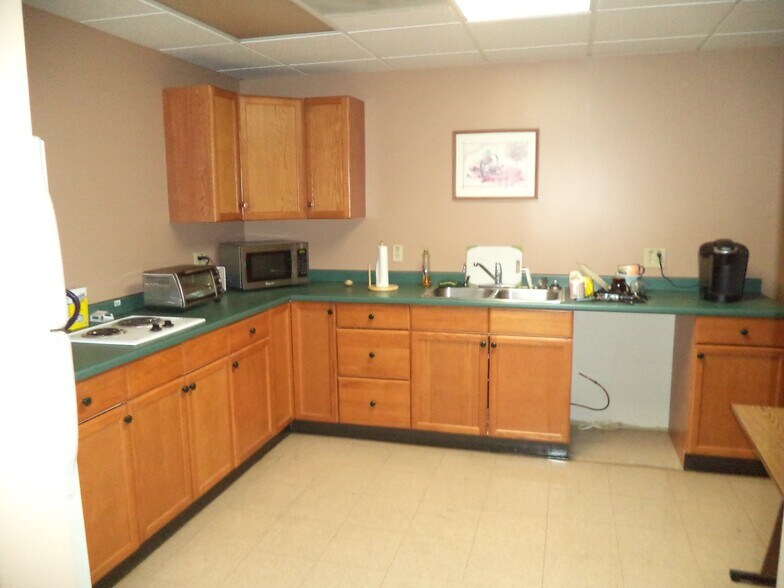 More Photos Of 121 Valley St, Manchester Showroom For Sale