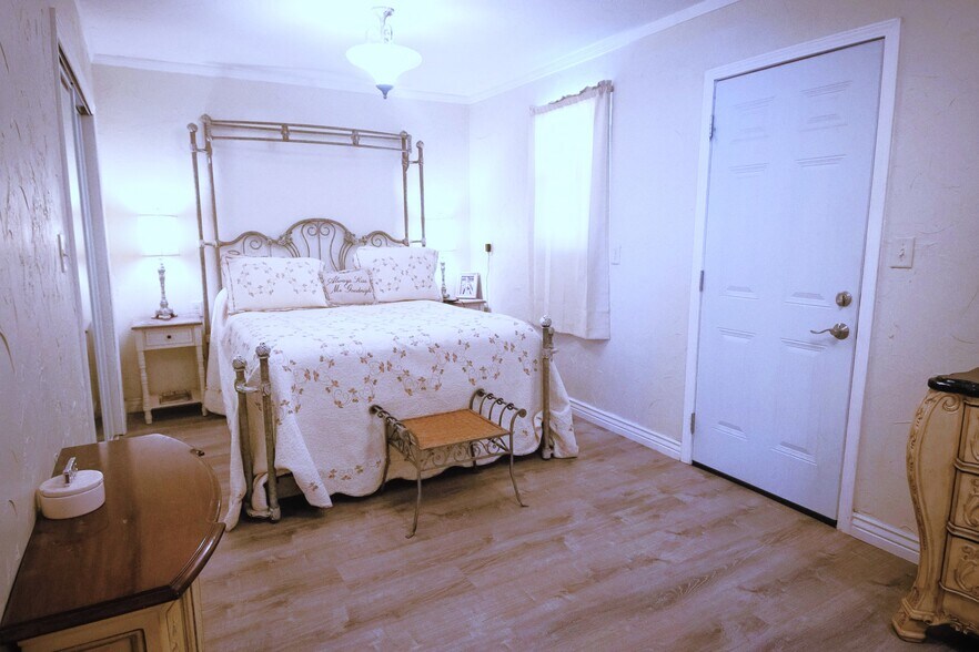 More Photos Of 404 3rd St, Capitan Flex For Sale