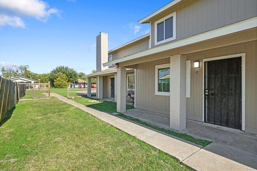 More Photos Of 6913 Wentworth Dr, Austin Multifamily For Sale