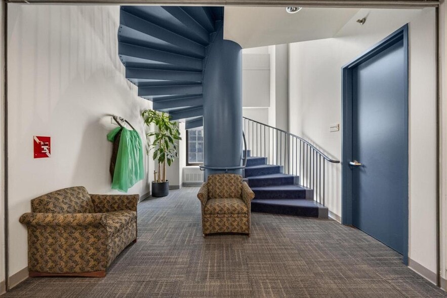 More Photos Of 633 Third Ave, New York Loft Creative Space For Sale