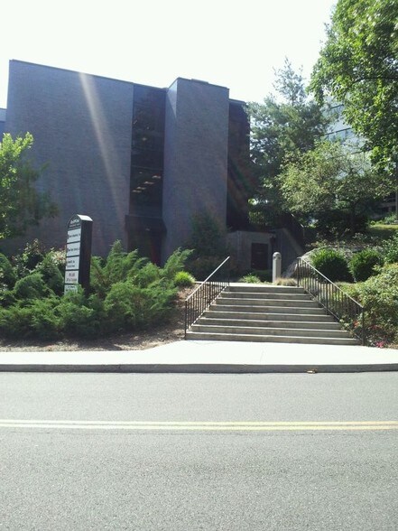 More Photos Of 1 W Red Oak Ln, White Plains Office For Lease