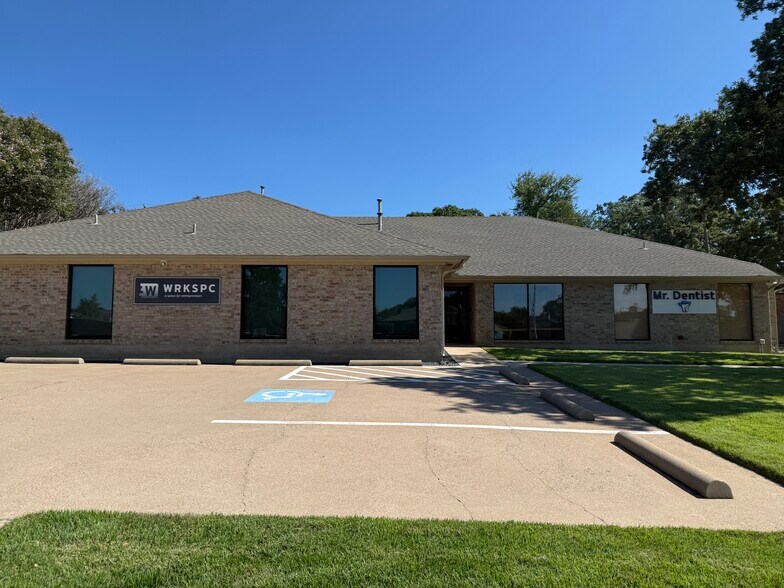 Primary Photo Of 615 W Harwood Rd, Hurst Medical For Sale