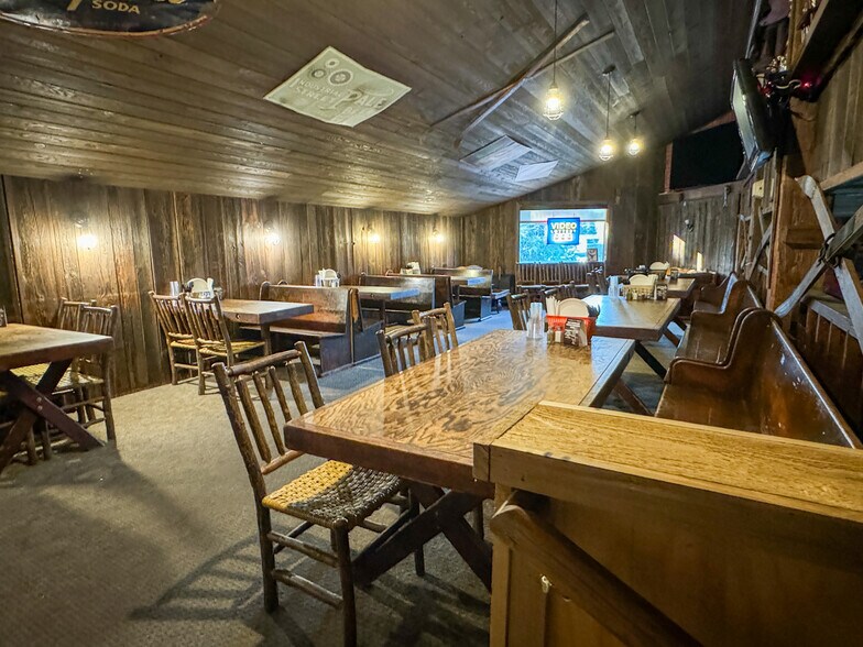 More Photos Of 38015 US-26 Hwy, Sandy Specialty For Sale