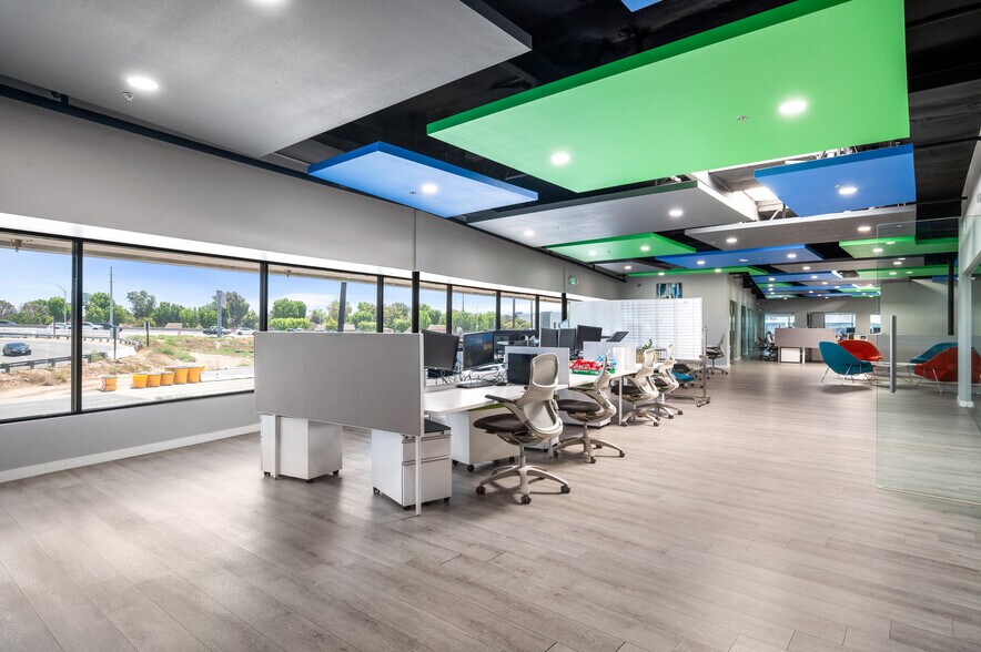 More Photos Of 800 E Dyer Rd, Santa Ana Showroom For Sale