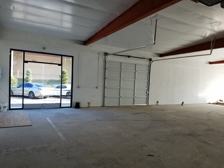 More Photos Of 18215-18217 Parthenia St, Northridge Storefront For Lease