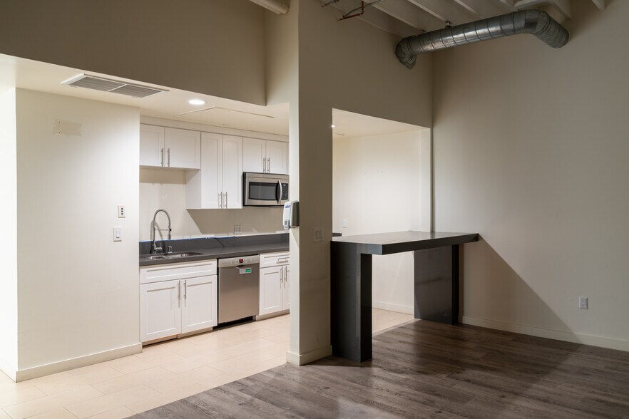 More Photos Of 2800 W Olympic Blvd, Santa Monica Loft Creative Space For Lease