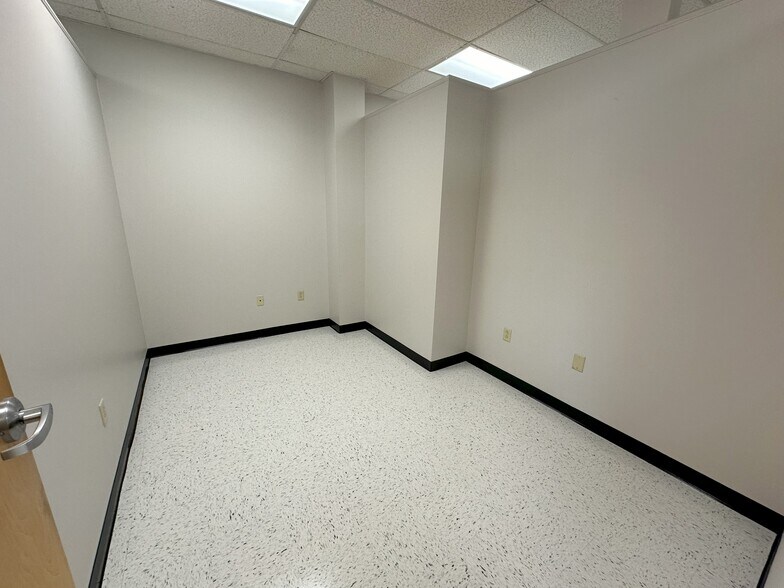 More Photos Of 1341 N Highland Ave, Jackson Office For Sale