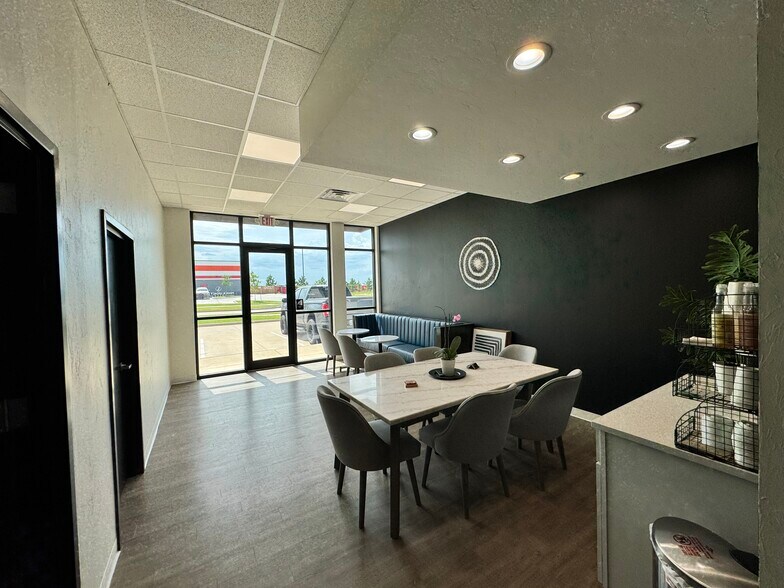 More Photos Of 901 E Main St, Yukon General Retail For Lease