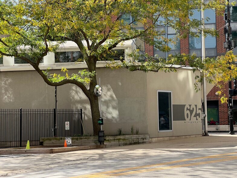 More Photos Of 430 W Ohio St, Chicago Showroom For Sale