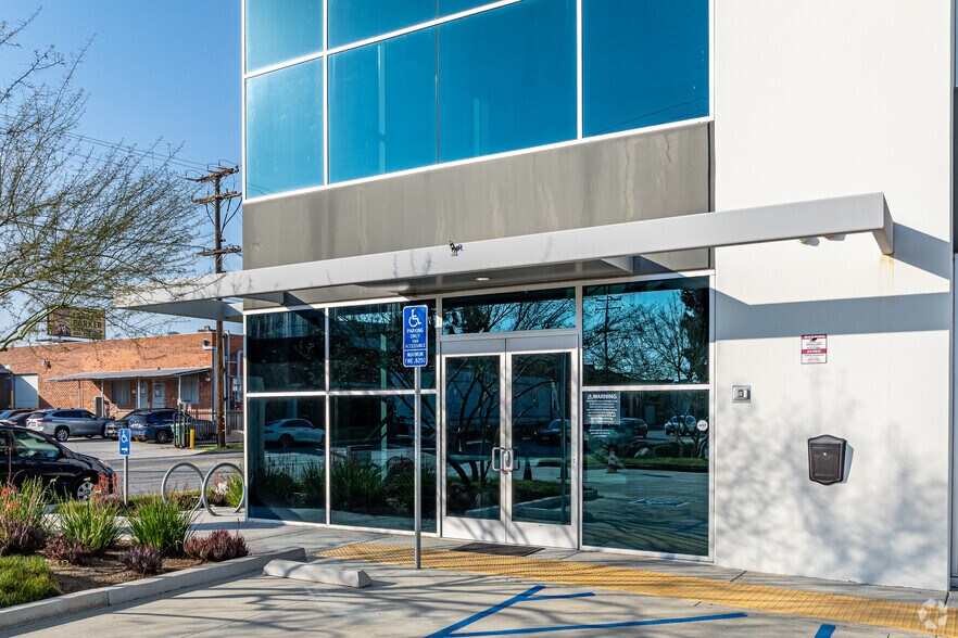 More Photos Of 2222 Yates Ave, Commerce Distribution For Lease