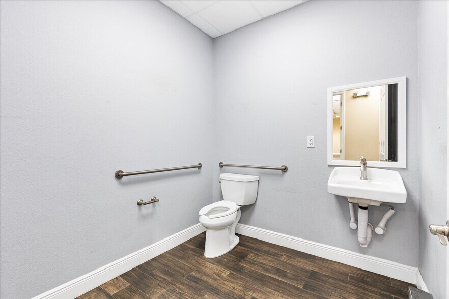 More Photos Of 1818 Greenleaf Ln, Leesburg Warehouse For Lease