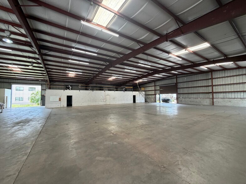 More Photos Of 12090 Metro Pky, Fort Myers Warehouse For Lease