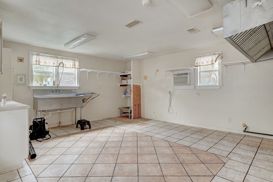 More Photos Of 2607 E 5th St, Austin Religious Facility For Sale