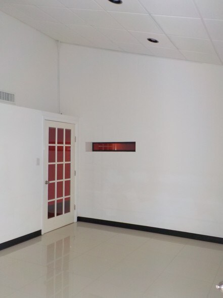 More Photos Of 3700 N 10th St, McAllen Office For Lease