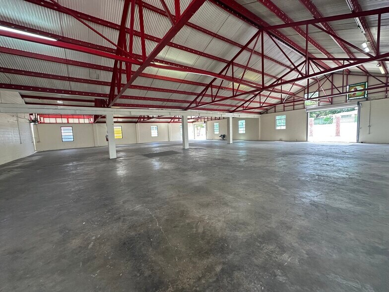 More Photos Of 2318 W Columbus Dr, Tampa Warehouse For Lease