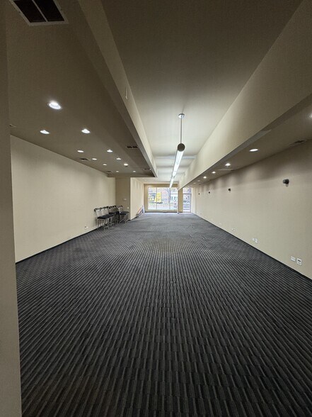 More Photos Of 421 W North Ave, Chicago Storefront Retail Office For Lease