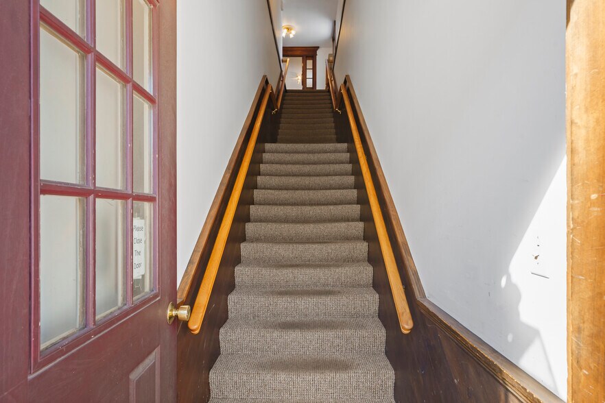 More Photos Of 1037 Wiscasset rd, Boothbay Flex For Sale