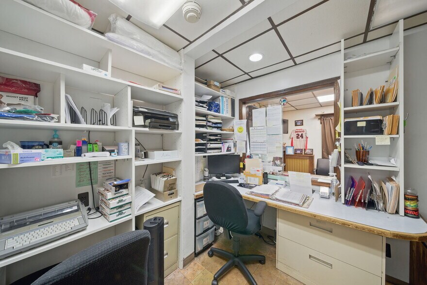 More Photos Of 11 Vernon Ave, Hamburg Medical For Lease