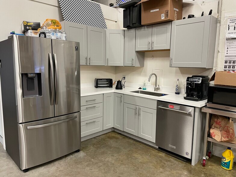 More Photos Of 5719 W Adams Blvd, Los Angeles Warehouse For Lease