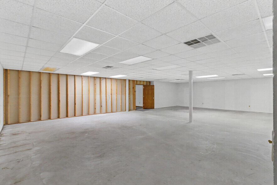 More Photos Of 115 E Conant St, Portage Office For Sale