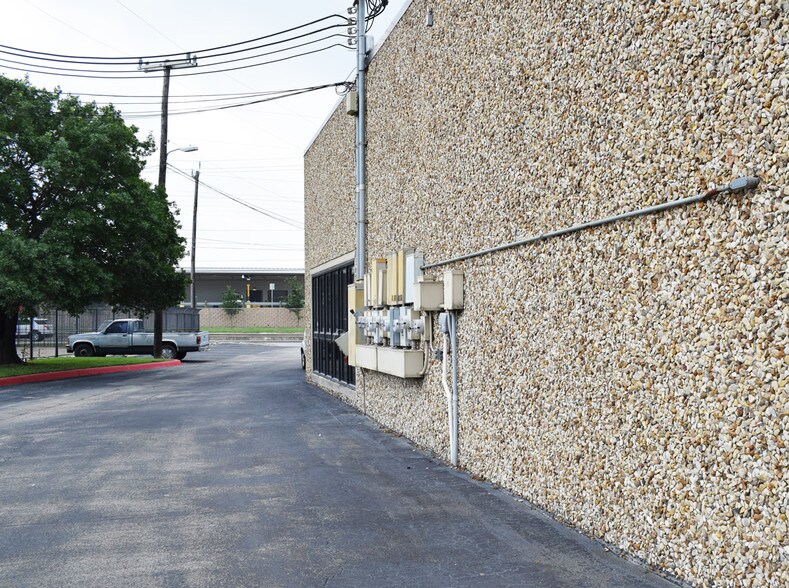 More Photos Of 10801-10817 Nacogdoches Rd, San Antonio Showroom For Lease
