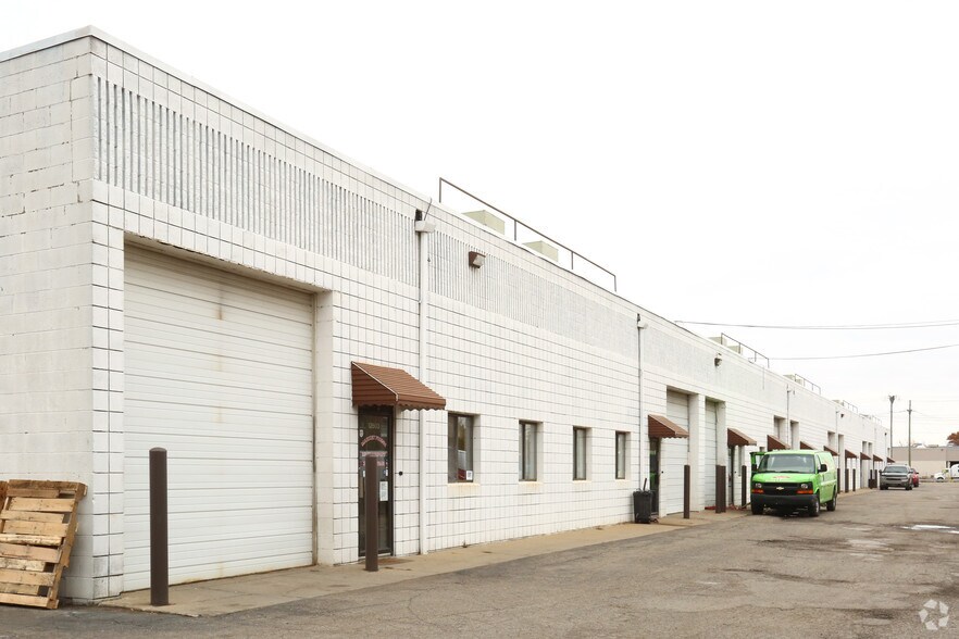 More Photos Of 12585-12623 Farmington Rd, Livonia Warehouse For Sale