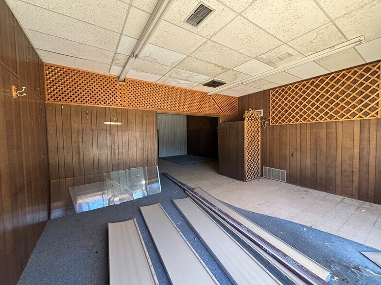 More Photos Of 122 Oak St, Sweetwater Storefront For Sale